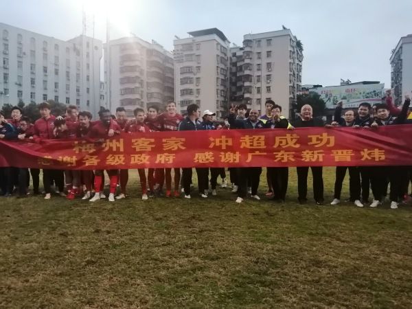 皇马原本的计划是在一月保持相同的阵容，但是阿拉巴受伤后，他们正在就引进中后卫的可能性进行讨论，至于前锋，答案仍然是否定的，尽管球队与伊卡尔迪传出了绯闻。